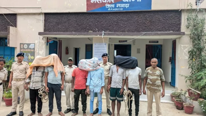 पुलिस पर हमला करने के आरोप में गिरफ्तार आरोपी। (जागरण फोटो)