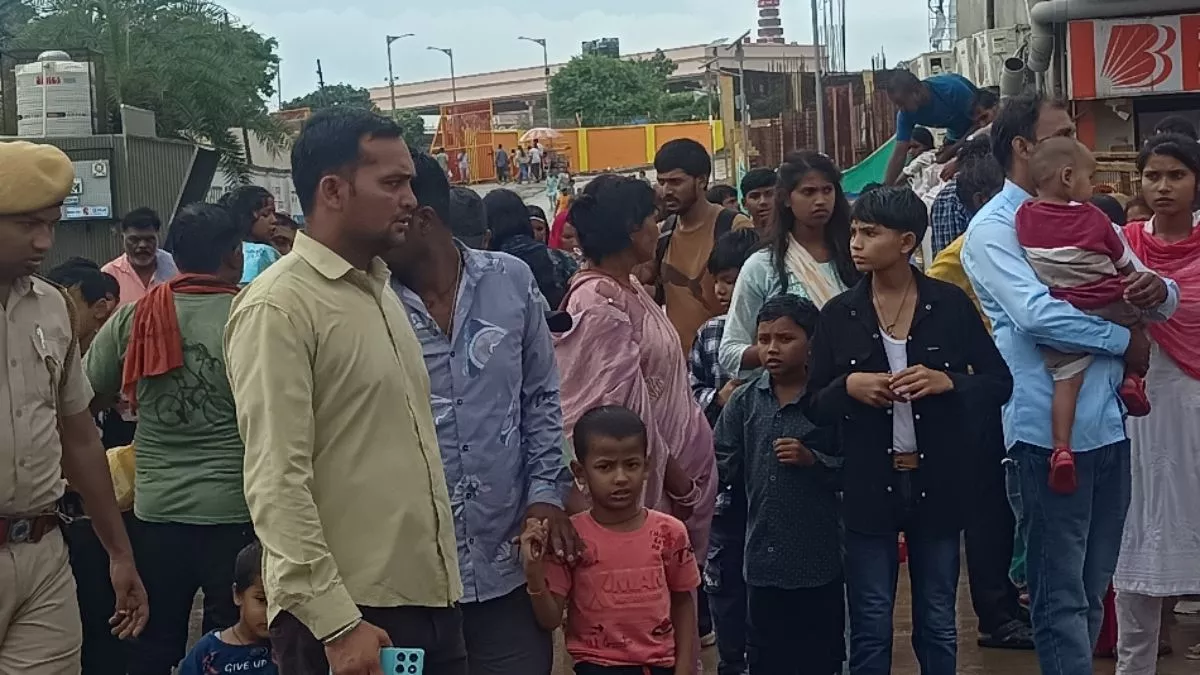 राम मंदिर के निकासी पथ पर 200 मीटर में कैनोपी की जरूरत, बारिश में भीगते श्रद्धालुओं का छलका दर्द