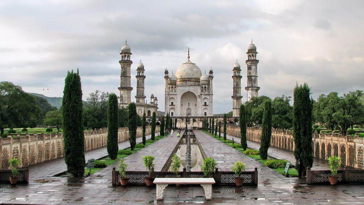 https://www.jagranimages.com/images/newimg/30062025/30_06_2025-bibi_ka_maqbara_history_23971504.jpg
