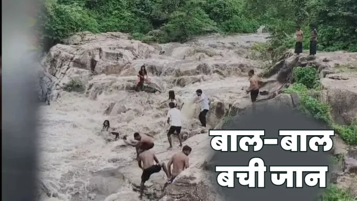 प्रखंड के लंगुराही जलप्रपात में पानी में बहते लोग को निकाला