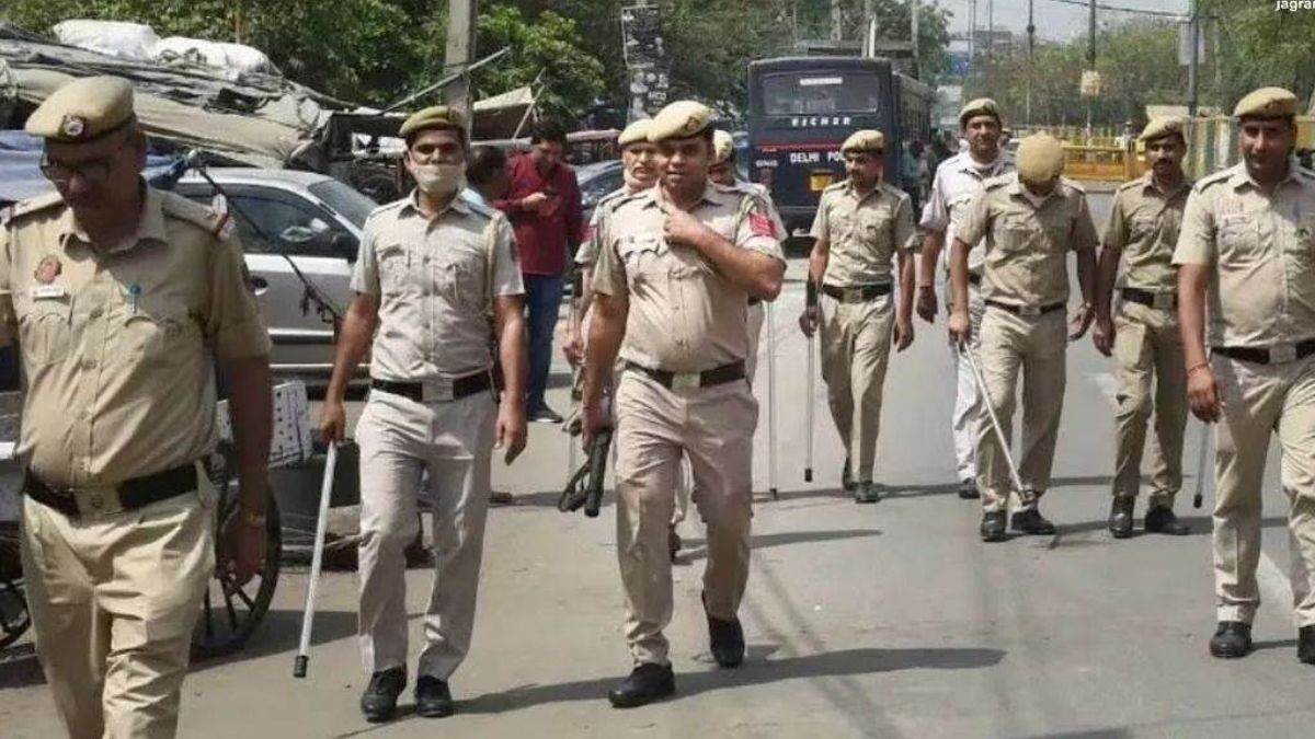 CM रेखा गुप्ता के आवास पर पथराव की सूचना से मचा हड़कंप, मौके पर पहुंचे पुलिस  अफसर; सामने आई ये सच्चाई - ncr False Alarm Stone Pelting Near New Delhi  City CMs
