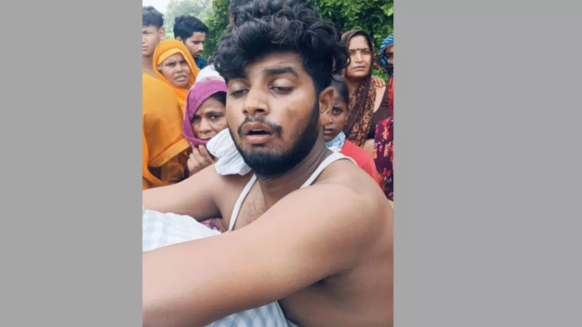 फिरोजाबाद में हैरान करने वाली घटना: युवक का दावा, नाग ने तीन बार काटा; बदला लेने आई नागिन!
