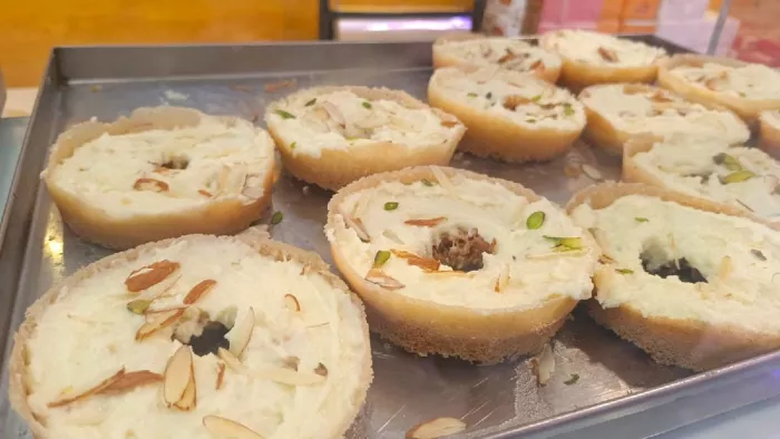 बारिश में मन भाए केसर-रबड़ी के घेवर की मिठास। फोटो जागरण