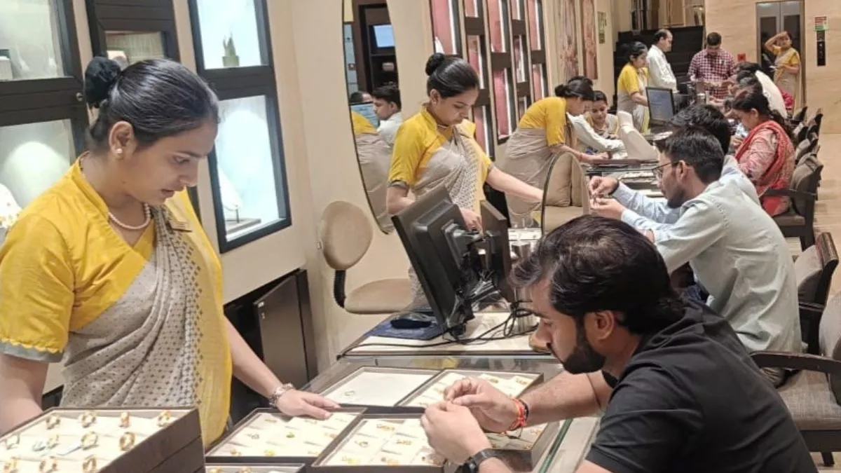 सोना हुआ महंगा... फिर भी बाजार में ग्राहकों की भीड़! लाइट वेट, प्रीसियस एवं सेमी प्रीसियस स्टोन की ज्वेलरी की मांग