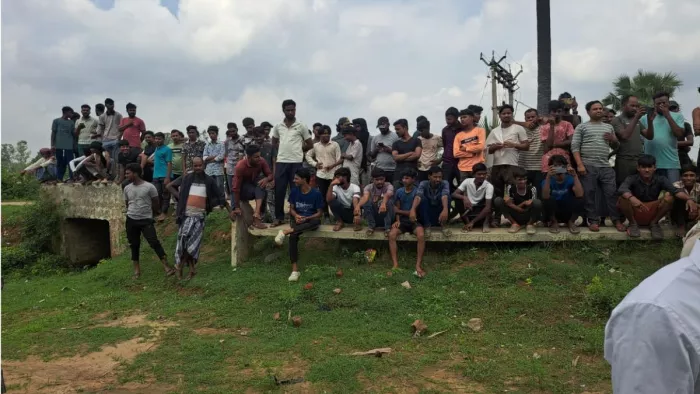 घटनास्थल पर जुटी लोगों की भीड़। (जागरण)