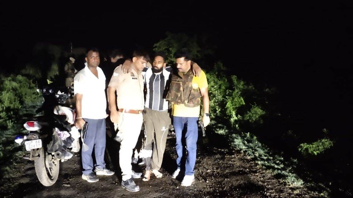 mainpuri two robbers arrested after encounter with swat team