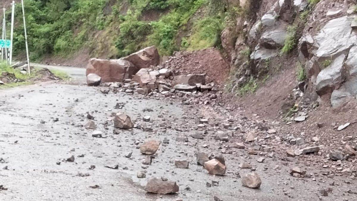 https://www.jagranimages.com/images/newimg/30062025/30_06_2025-nahan_shimla_highway_23971139.jpg