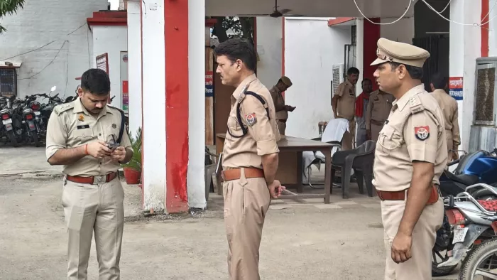 डीसीपी यमुनानगर विवेक चंद्र यादव हुआ एसीपी करछना अरुण कुमार त्रिपाठी करछना थाने में बात करते हुए।
