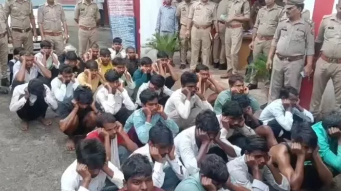 प्रयागराज के करछना थाने में गिरफ्तार उपद्रवी।- जागरण