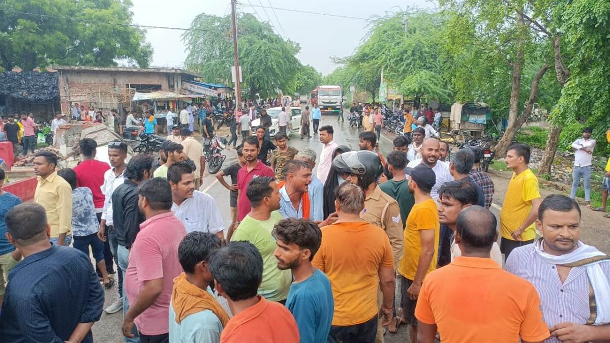 https://www.jagranimages.com/images/newimg/30062025/30_06_2025-raibareilly_clash_dainik_jagran_23971276.jpg