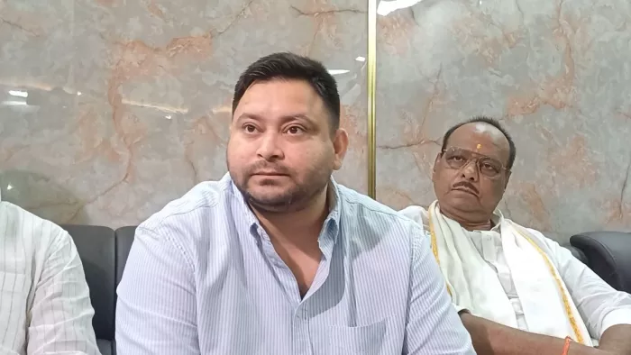 बिहार में चुनाव से पहले नए सिरे से मतदाता सूची तैयार करने पर तेजस्वी यादव ने प्रेसवार्ता में सवाल उठाए।