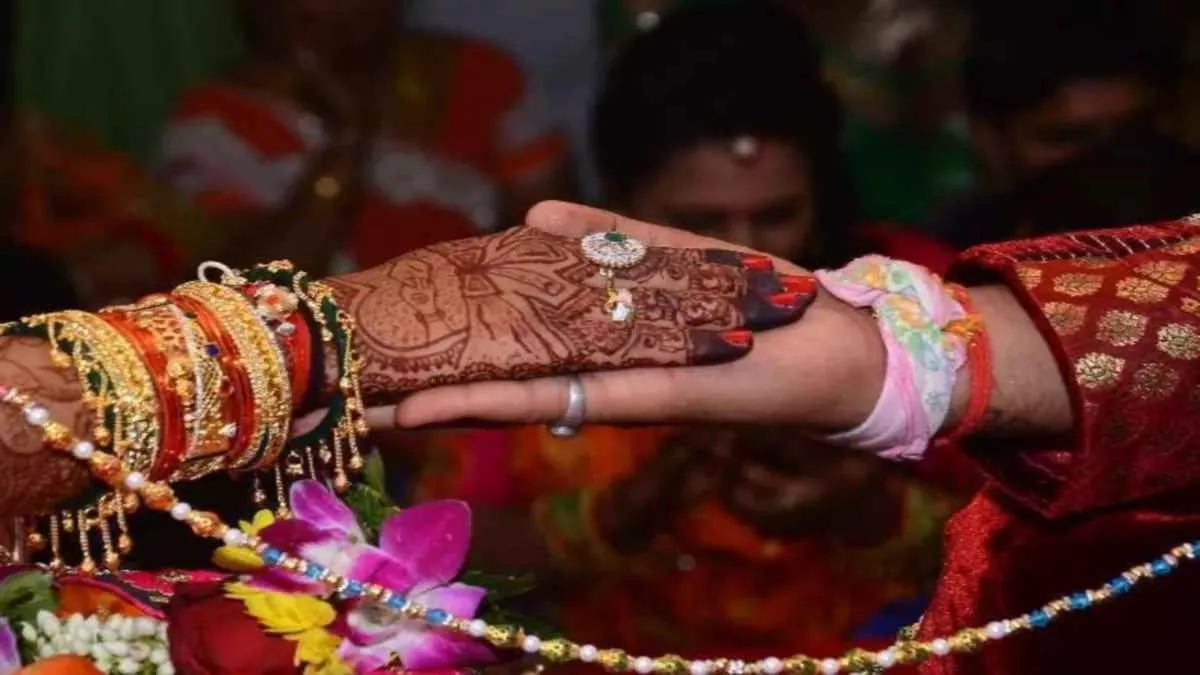 आधी रात में प्रेम‍िका से म‍िलने उसके घर में घुसा प्रेमी, घरवालों ने पकड़कर करवा दी शादी