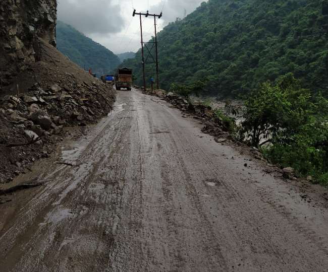 ब्यास नदी में गिरा टेंपो, चालक लापता व परिचालक ने छलांग लगाकर बचाई जान ब्यास नदी में गिरा टेंपो, चालक लापता व परिचालक ने छलांग लगाकर बचाई जान