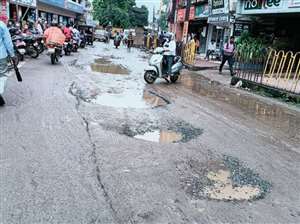 स्मार्ट सिटी की सड़कों का हाल बदहाल
