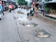 स्मार्ट सिटी की सड़कों का हाल बदहाल