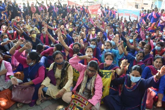 न्यूनतम मानदेय को लेकर गरजीं आशा कार्यकर्ता