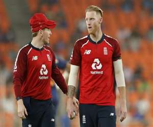 इंग्लैंड के कप्तान इयोन मोर्गन के साथ बेन स्टोक्स- फोटो ट्विटर पेज