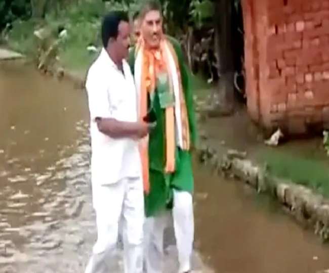 हापुड़ में नाराज पब्लिक ने विधायक को सीवर के पानी में चलवाया, तस्वीरें हुईं वायरल