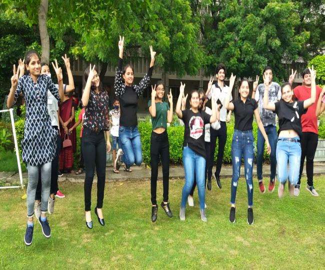 लड़कियों का पास फीसद लड़कों के मुकाबले 0.54 फीसद ज्यादा है।