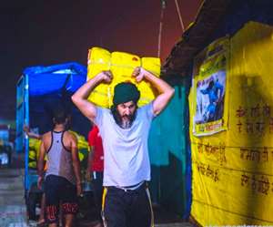 फाइव रिवर्स एसोसिएशन की ओर से बांटे जा रहे हैं तिरपाल, ताकि किसानों की खाद्य सामग्री न हो खराब