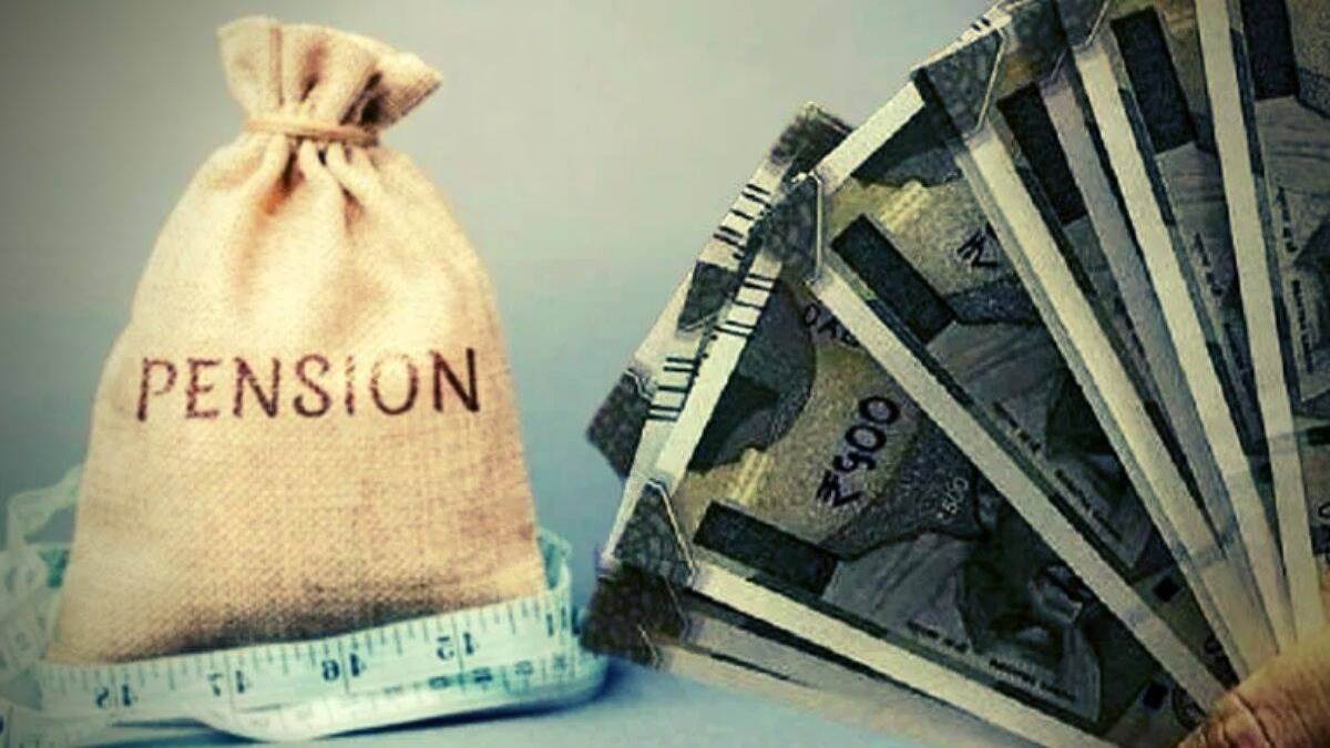 UP News: पेंशन न बढ़ने से नाराज प्रदेशभर के रिटायर्ड कर्मचारी पहुंचे लखनऊ,  बोले- एक समान हो भुगतान - UP News Annoyed retired pensioners reached  Lucknow due to non increasing pension