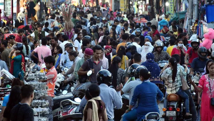 तीज को लेकर बाजार में में खरीदारी के लिए उमड़ी भीड़। जागरण