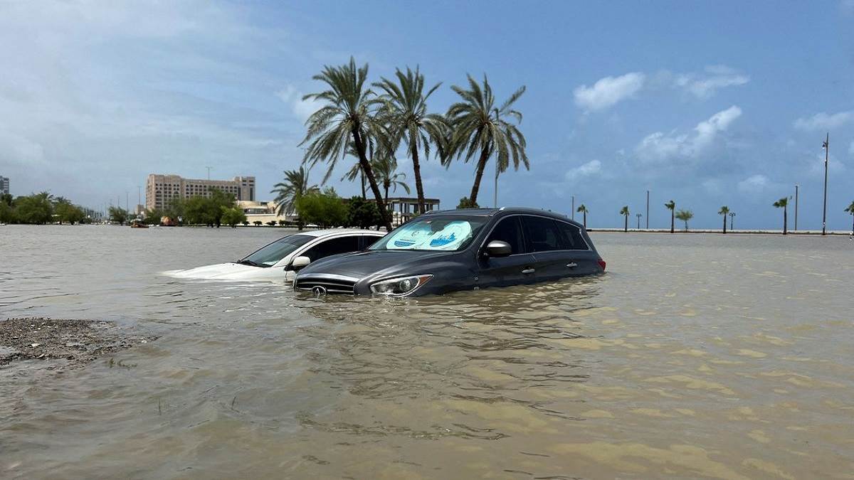 https://www.jagranimages.com/images/newimg/30072022/30_07_2022-uae_flood_22937750.jpg