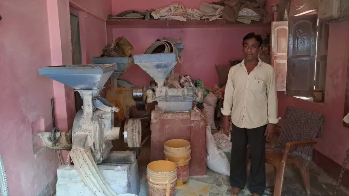 आटा-चक्की मील में काम करते इसरो वैज्ञानिक सुधांशु कुमार के पिता महेंद्र प्रसाद। (जागरण फोटो)