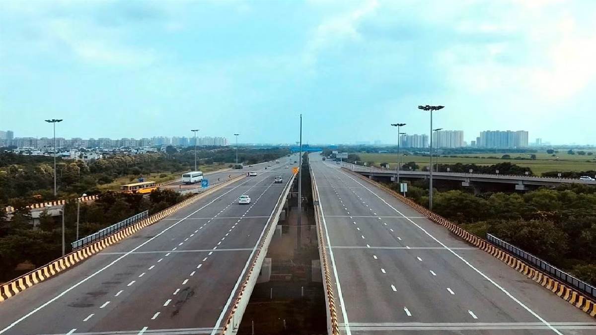 https://www.jagranimages.com/images/newimg/30072023/30_07_2023-kanpur_lucknow_expressway_23486534.jpg