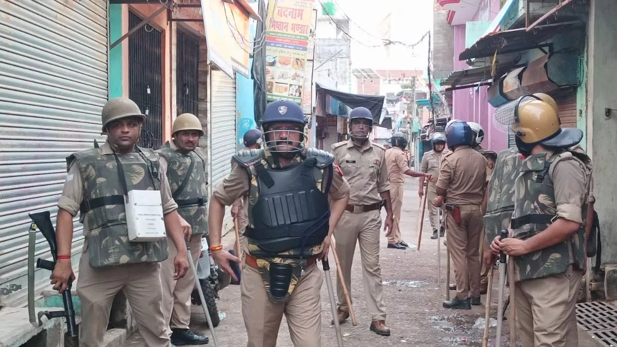 बरेली में चक महमूद से कांवड़ यात्रा निकालने को लेकर विवाद, पुलिस ने छोड़े आंसू गैस के गोले; सड़क पर बैठे लोग
