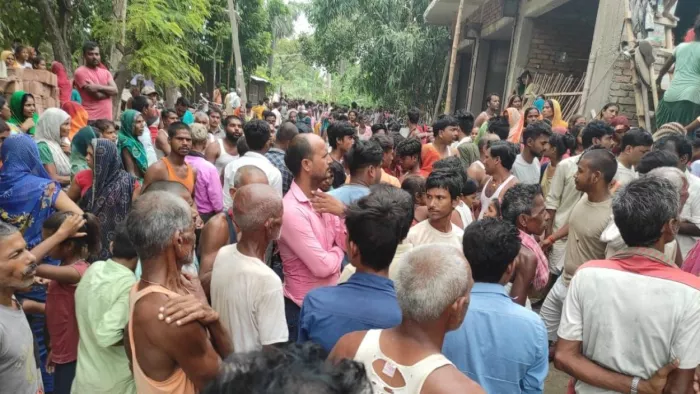 रोसड़ा में वार्ड पार्षद के नाबालिग भाई की मौत के बाद जुटी लोगों की भीड़। जागरण
