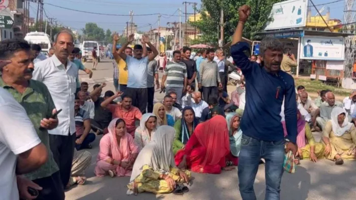 युवक की संदिग्ध मौत को लेकर परिवार और गांववासियों ने लगाया जाम : जागरण