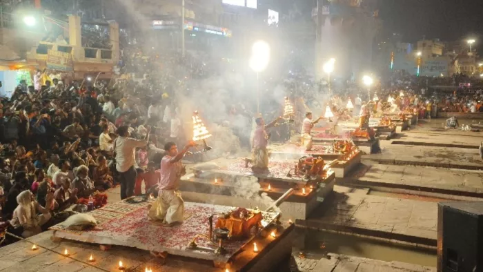 गंगा के जलस्तर में वृद्धि के वजह से आरती स्थल से 10 फीट पीछे हुई गंगा आरती। गंगा सेवानिधि
