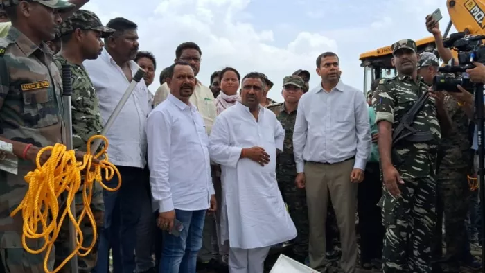घटनास्थल पर अफसरों से जानकारी लेते स्वास्थ्य मंत्री बन्ना गुप्ता।