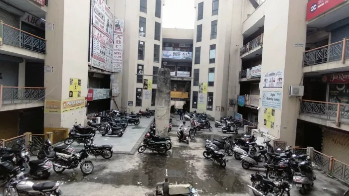 कोर्ट रोड स्थित पार्श्वनाथ प्लाजा के बेसमेंट में चल रहे कोचिंग सेंटर। जागरण