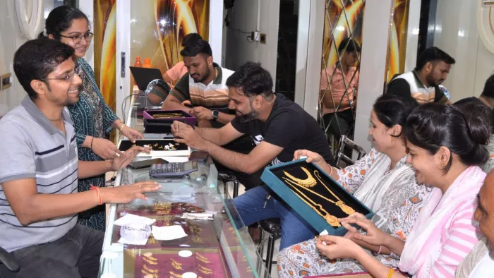 Gold Rate: बजट में आयात पर सीमा शुल्क छह प्रतिशत किए जाने से बढ़ी खरीदारी
