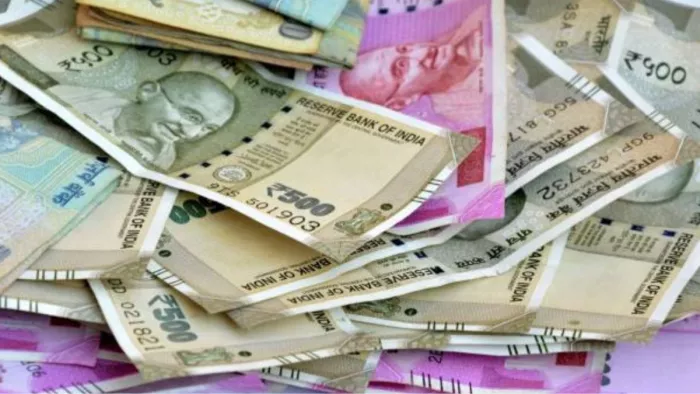 सरकार हर 10 साल में वेतन आयोग का गठन करती है।