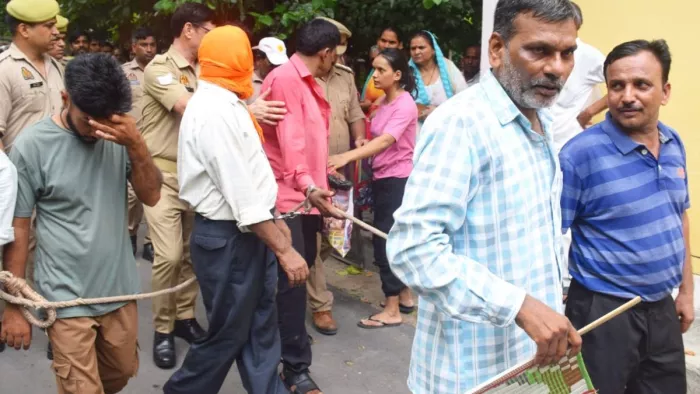 Moradabad News: पुष्पेंद्र हत्याकांड के आरोपी जेल जाते हुए।