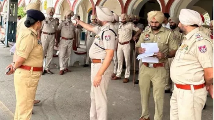 पंजाब के फिरोजपुर में भीड़ ने पुलिस पर बोला हमला (फाइल फोटो)