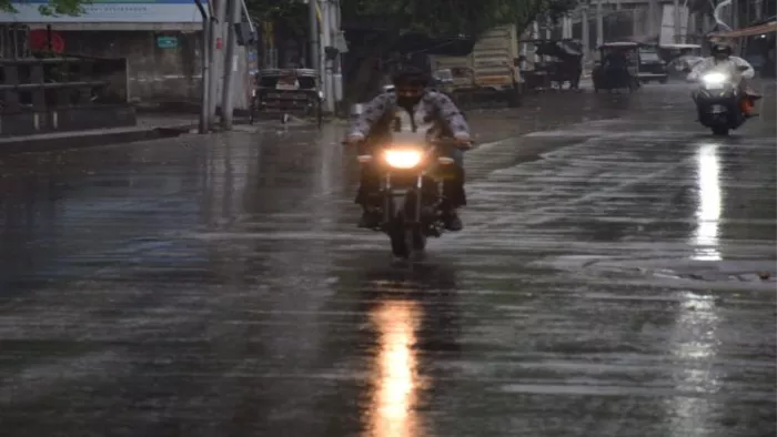 UP Weather News: मौसम विभाग ने पश्चिम यूपी में आज अच्छी बरसात की संभावनाएं व्यक्त की है। सांकेतिक तस्वीर।