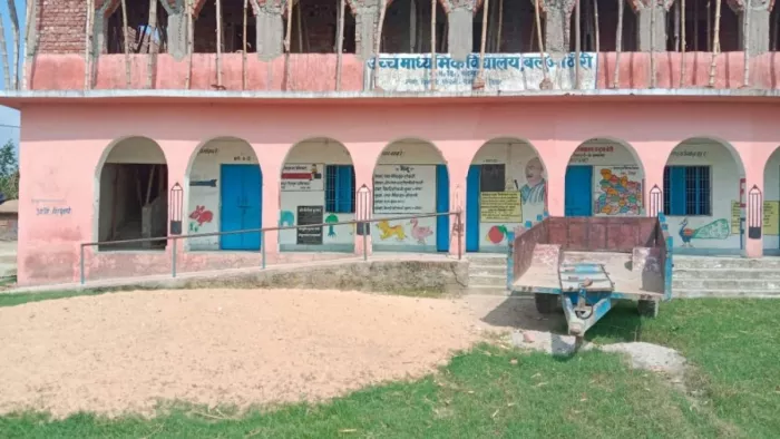 मदरहवा स्कूल में लटक रहा ताला। फोटो- जागरण
