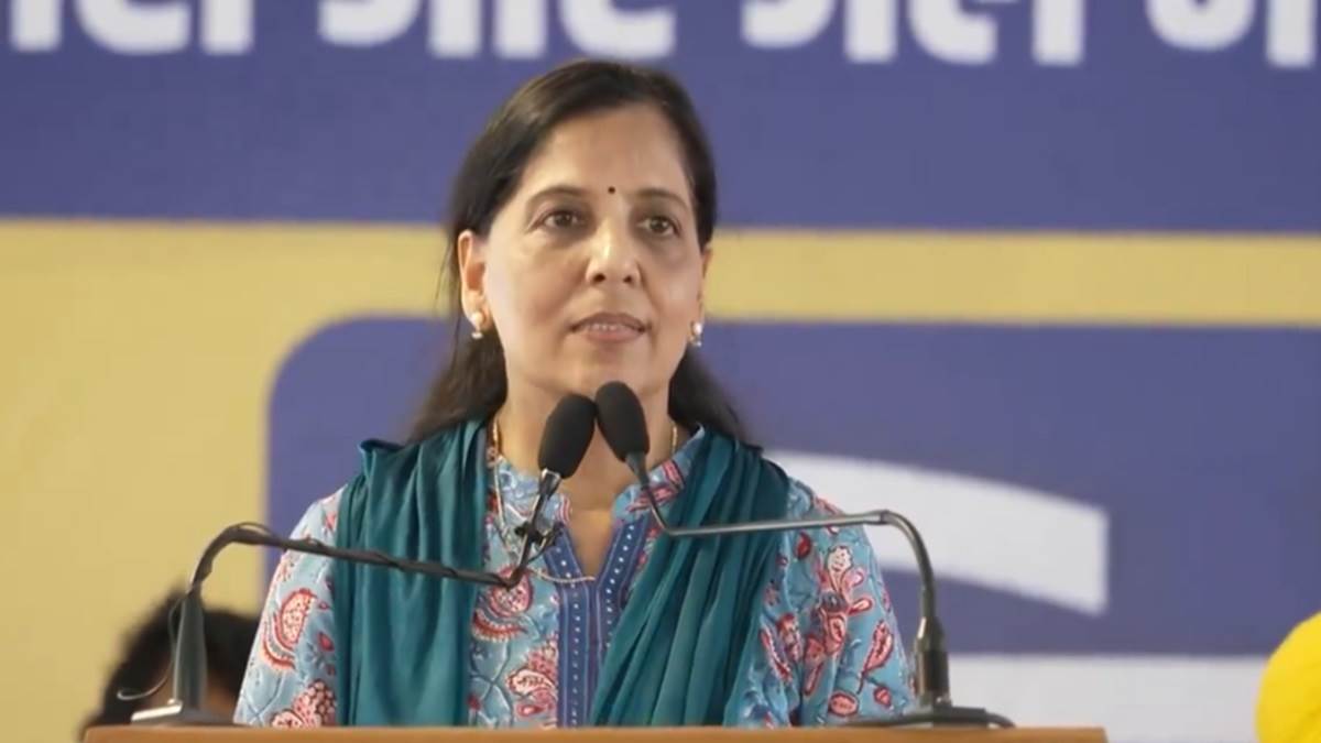 ncr sunita kejriwal rally at jantar mantar i am thankful to god in support for arvind kejriwal delhi cm