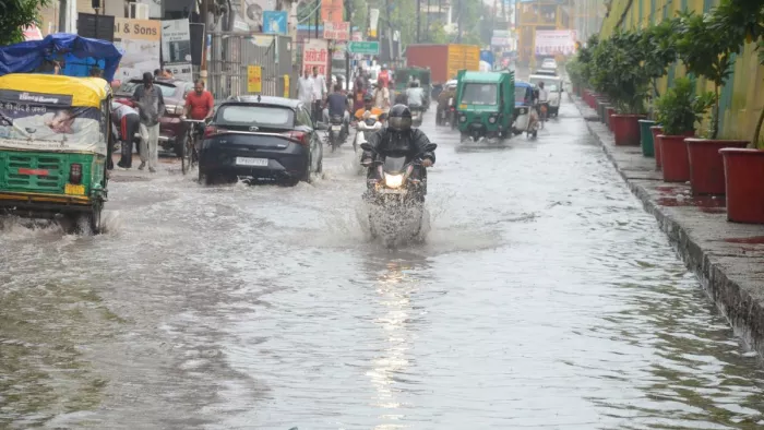 Agra Weather News: वर्षा के बाद सुल्तानगंज की पुलिया सर्विस रोड पर हुए जलभराव के बीच निकलते वाहन सवार। जागरण