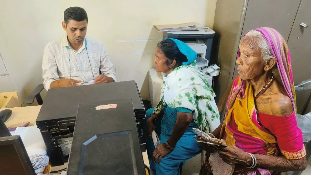 Banka News: 'साहब... मैं चंद्रमा हूं मुझे चन्नो मत बनाइए...', नाम बदलने से नहीं मिल रही है पेंशन राशि