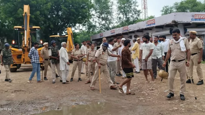 Bulldozer Action: भवाड़ी में भारी पुलिस बल की मौजूदगी में जमीन कब्जा मुक्त कराई। जागरण