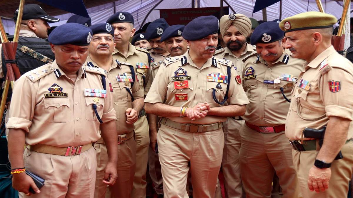 jammu kashmir multi crore job scam jammu kashmir dgp distributes crore of rupees to victims