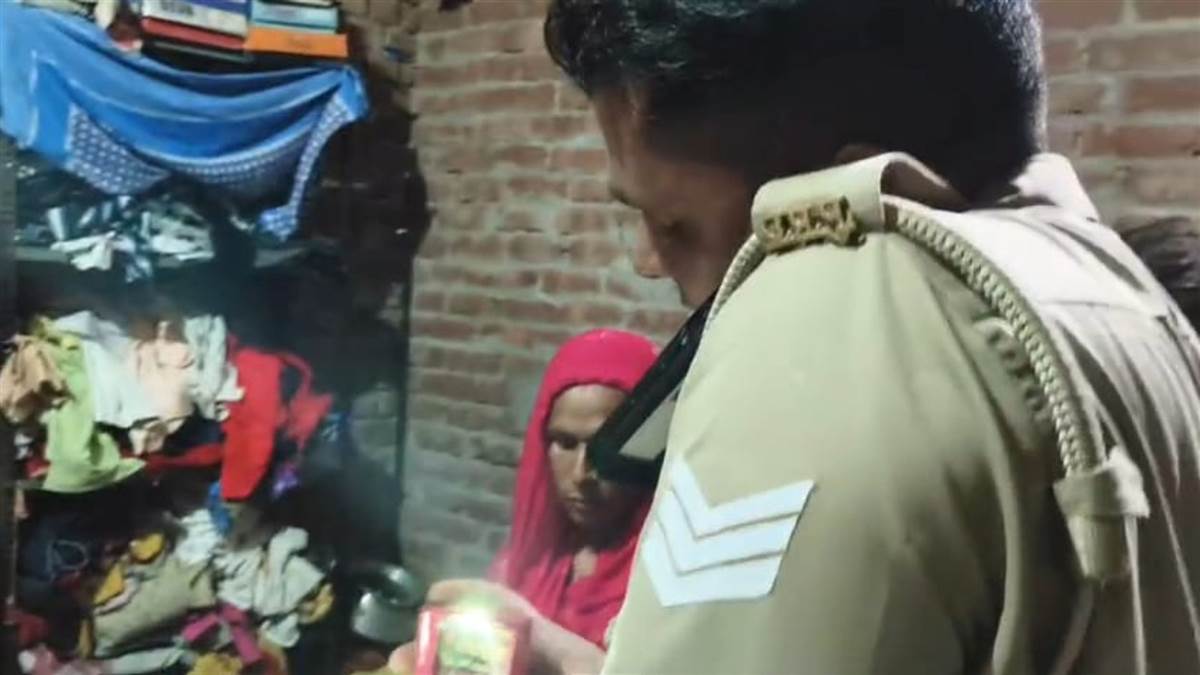 hapur robbery bike borne thieves loot 1 lakh at gunpoint