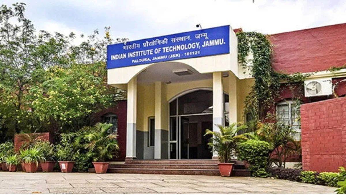 iit admission 6576 seats increased in 5 iit ministry approves