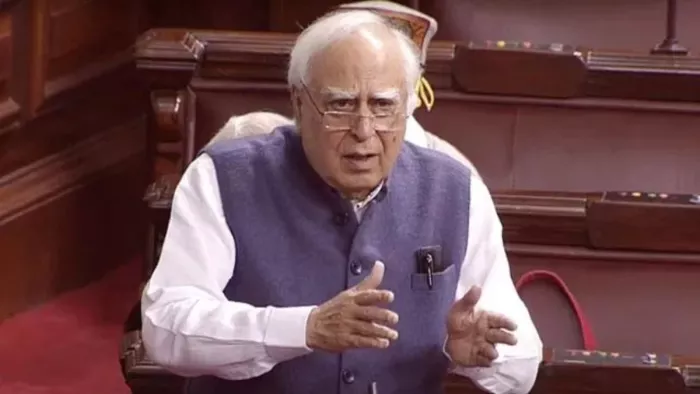 सिब्बल ने कहा कि भारत का राफेल आधी क्षमता वाला विमान है (फाइल फोटो)