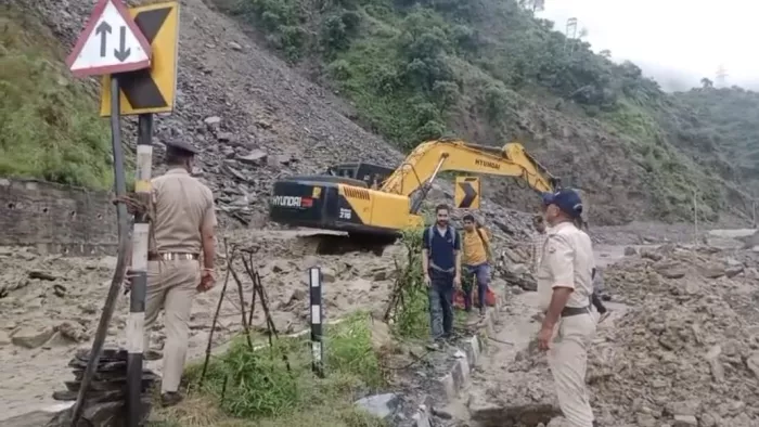Himachal Landslide: चार घंटे बाद बहाल हुआ कीरतपुर-मनाली फोरलेन मार्ग (Jagran Photo)